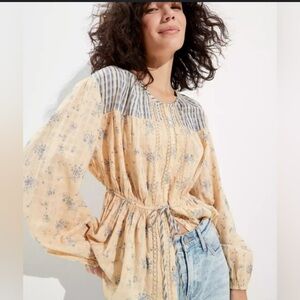 American Eagle AE Women’s Blue and Cream Peasant Cottagecore Blouse Size Small